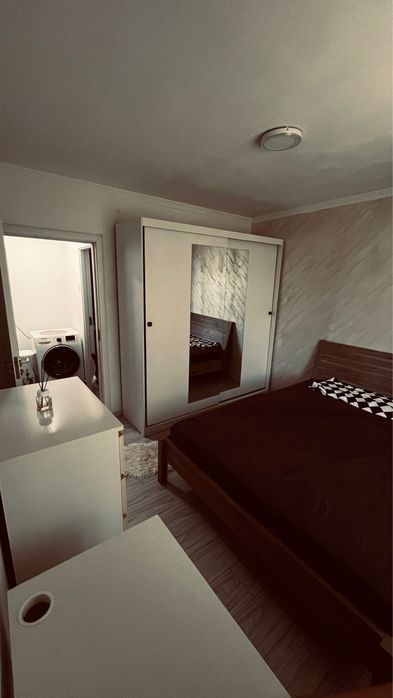 Apartament 3 camere, etaj 3, situat intre generala 6 si stomatologie, se vinde mobilat si utilat asa cum se vede in poze