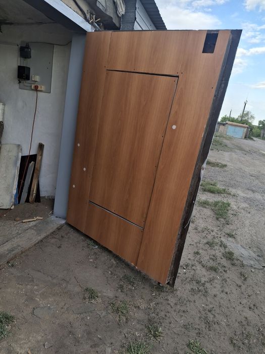 На 2 машины  гараж  просторный.