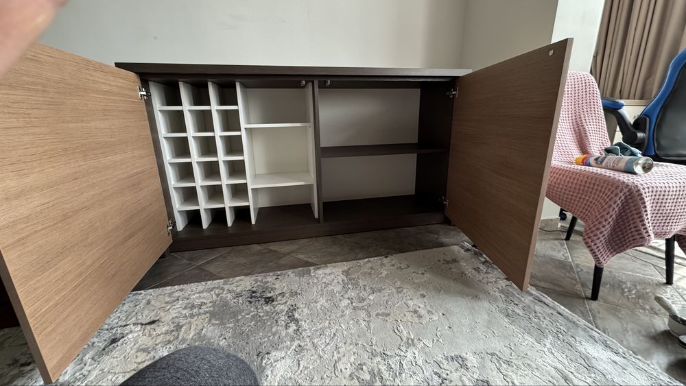 Comoda linving cu suport vinuri