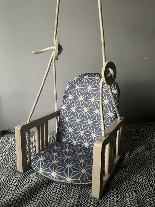 Детская подвесная качеля из дерева и ткани