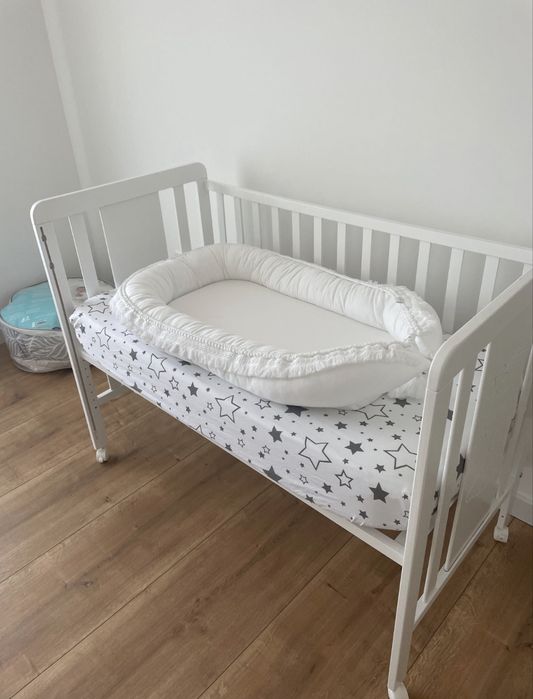 Pătuț bebe din lemn, alb – 90x60 cm, cu saltea și accesorii