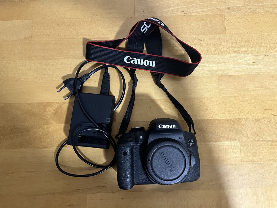 Canon 750D + 2 Obiective (18-55mm & 50mm) + Geantă Lowepro