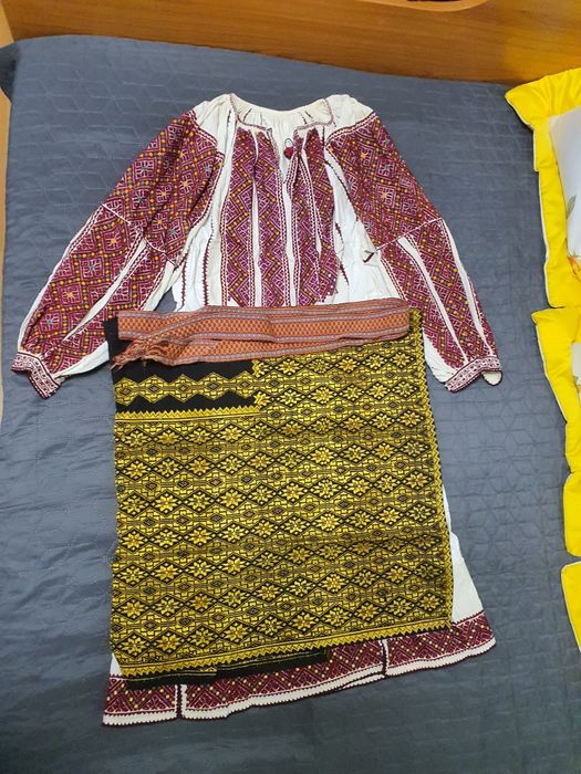 Costum national  țesut manual cu o vechime de aproximativ 60 ani nou