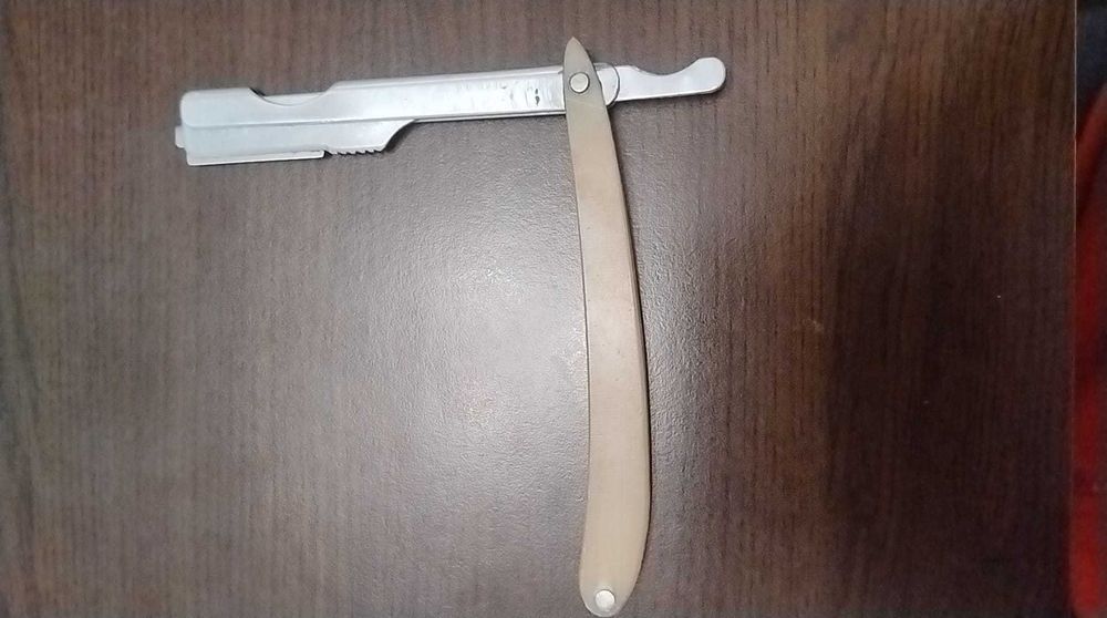 Briciuri Barber Razor no. 66, cu mânere de lemn și de plastic