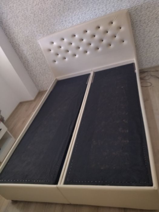 Set pat de 1.40/ 2 metri și saltea cu memorie.