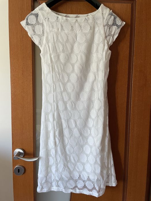 Бяла рокля от нежна памучна дантела