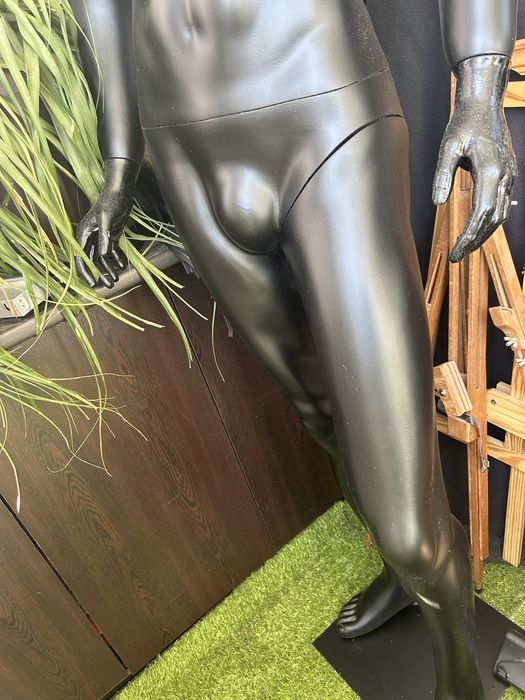 Черен красив манекен