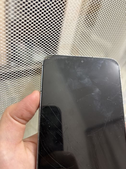 Samsung Galaxy S22+ и Xiaomi Redmi