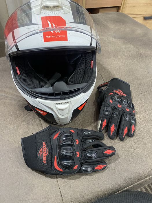 Мото каска и ръкавици