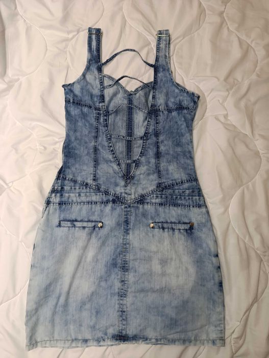 Дънкова рокля с презрамки и интересен гръб