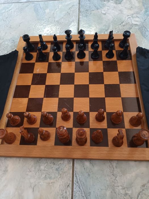 Шах дъска със дървени струговани фигури