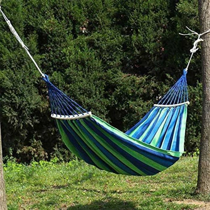 Hamac dublu 200 x 150 cm, capacitate maxima 200 kg,  material textil bumbac sac-fata perna. Pret 50 lei.