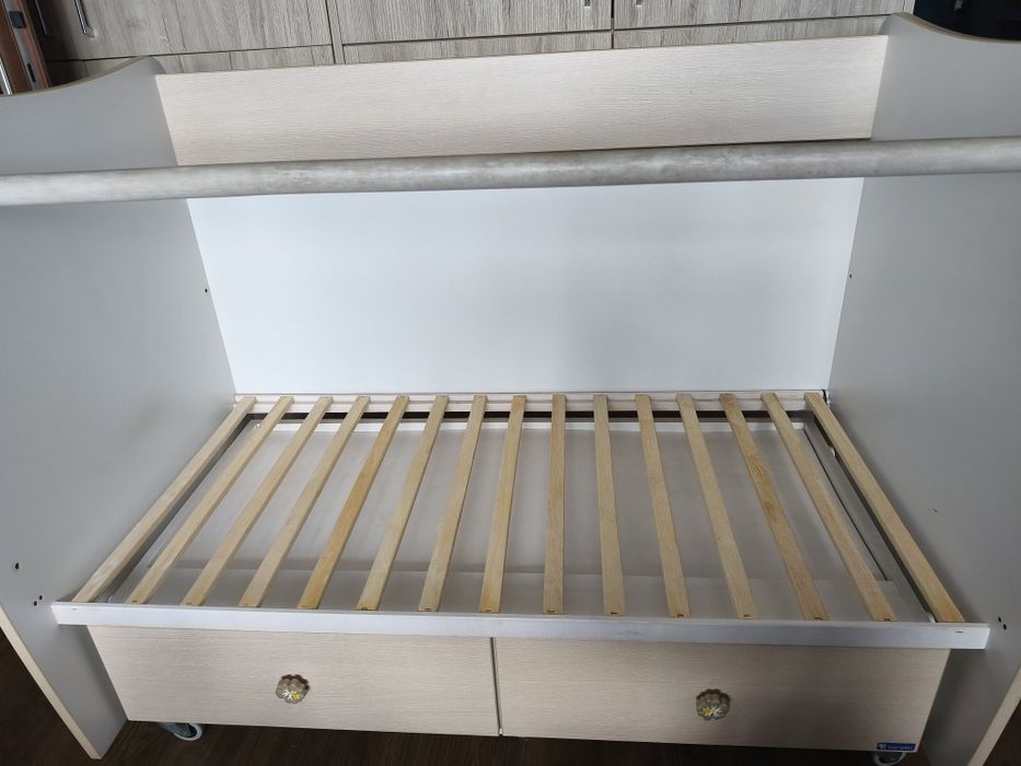 Кошара Лорели с чекмеджета и колелца