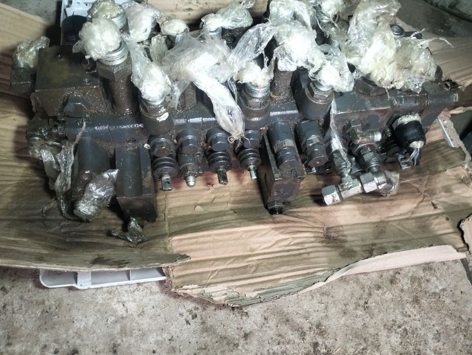 Распределитель экскаватора погрузчика Каматсу