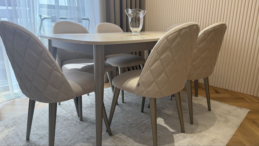 Стол для гостей со стульями