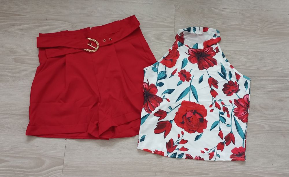 Top cu print floral si pantaloni scurti