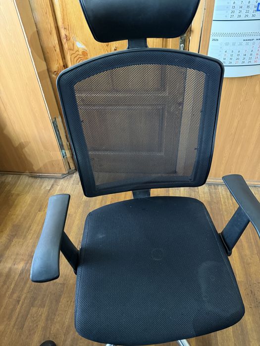 Продам два стула офисных