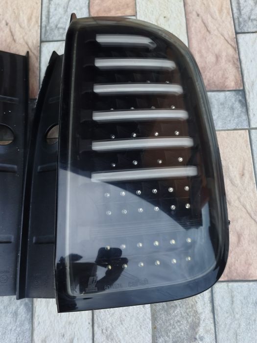 Stopuri LED Dacia Duster CarDNA și Stop stânga original Dacia Duster Generația 1, Faza 1 (pre-facelift)