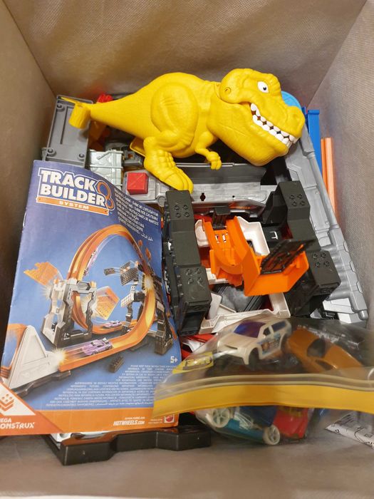 Cutie cu seturi Hot Wheels si 21 de masinute