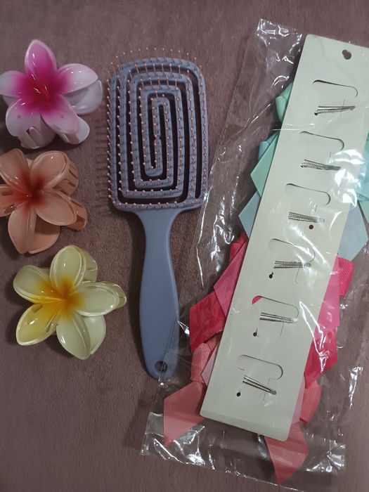 НОВ комплект от 3 шноли,  6 щипки с панделка и четка за коса, Спиди