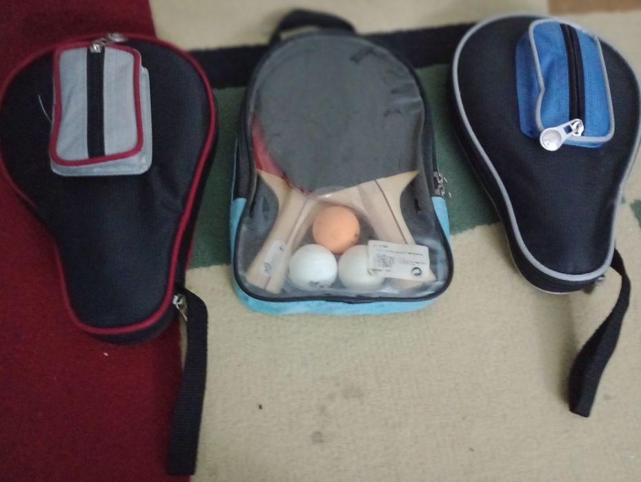 Set Palete Tenis de Masă/Ping Pong plus 3 mingii de rezervă cadou
