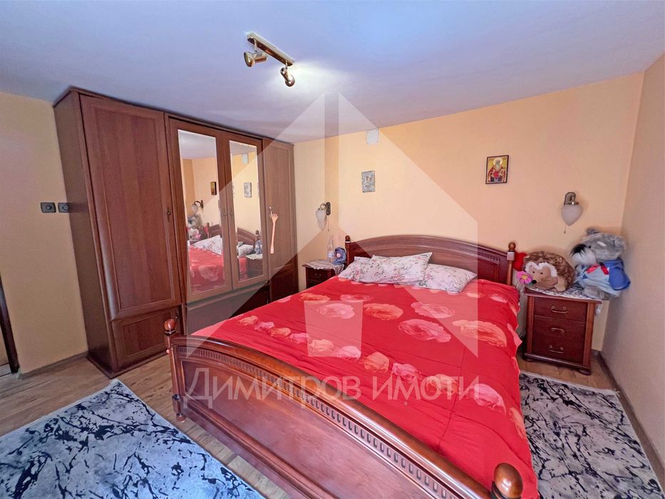 Продава еднофамилна, тухлена къща с 2 ДКА двор на 70 км от Варна.