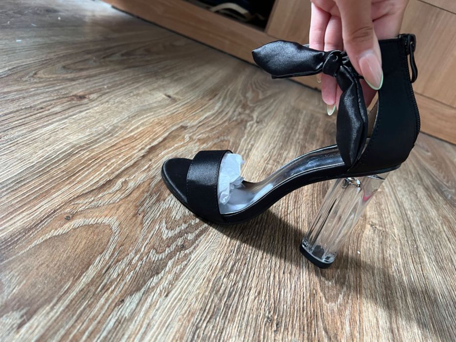 Чисто нови сандали много нежно и Красиво стоят