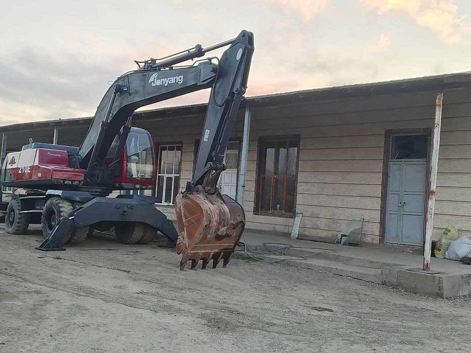 Экскаватор (ишлаб турибти)