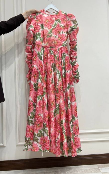 Yorqin gul naqshli bahoriy ayollar ko‘ylagi – nafis va jozibador