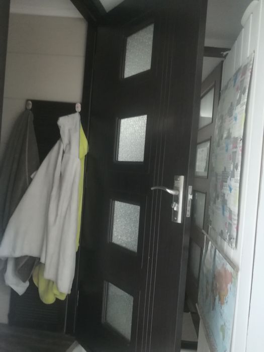 Ușa interior maro închis cu geam
