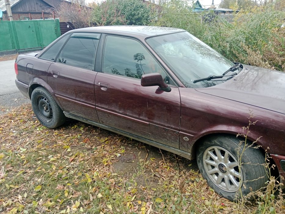 Машина Ауди 80 б4 2.6 в хорошем состояние