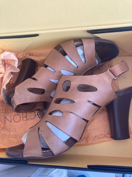 Отдам бесплатно босоножки