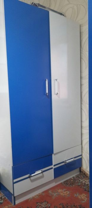 Продаются детская двухъярусная кровать, шкаф и книжный стеллаж.