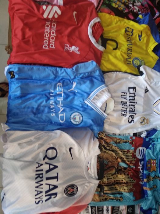 Футболни екипи и чорапи