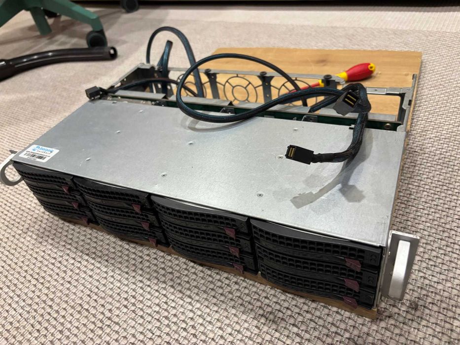 Vand enclosure server 2U cu 12 bay-uri hot swap, 10X400GB