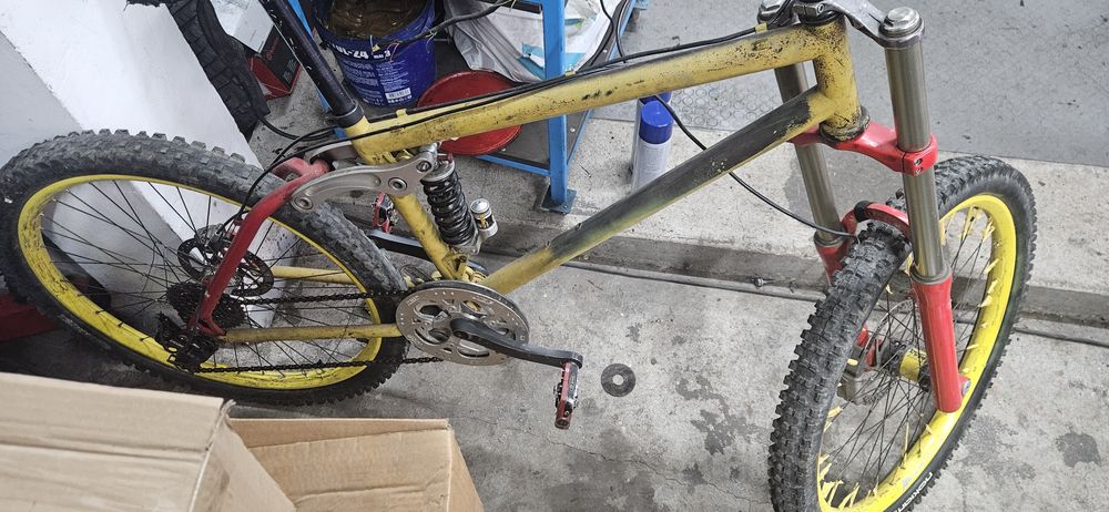 Продавам колело 26 "за скоци Downhill