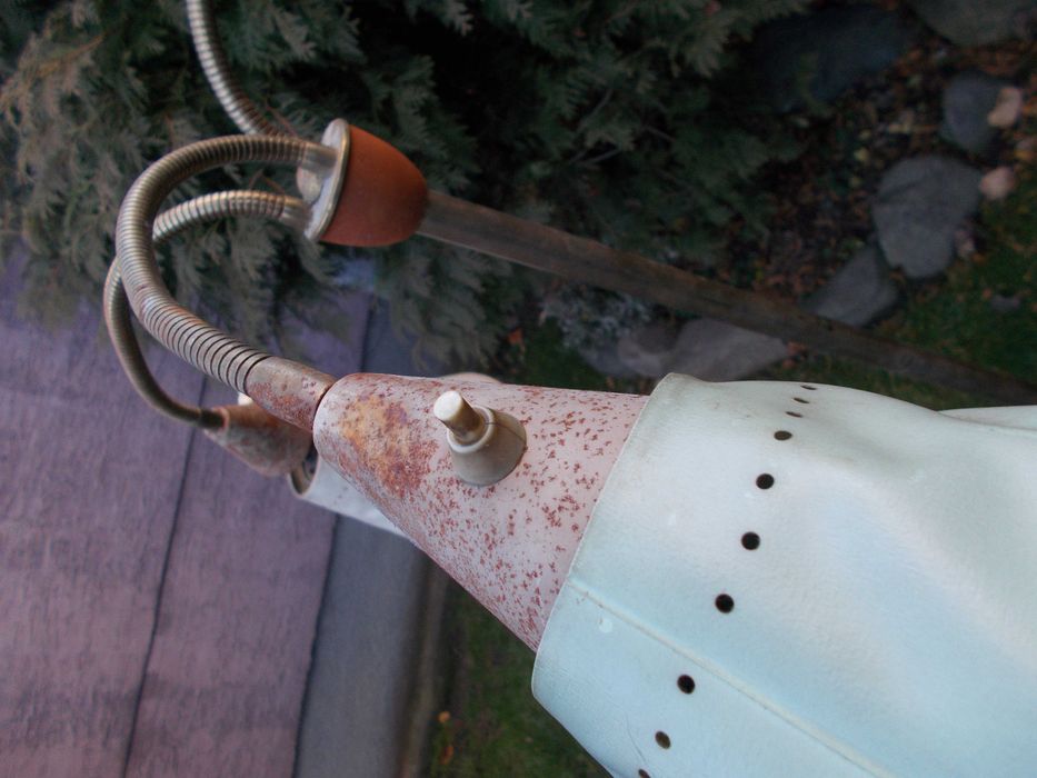 Стар лампион с чупещи се рамена