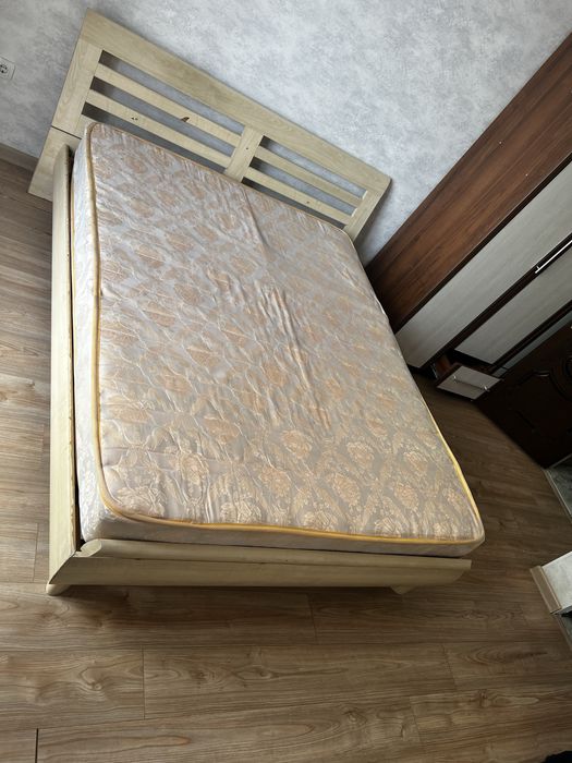 Продам кровать с матрацом