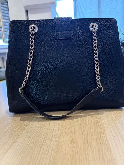 Poseta Valentino, Neagra