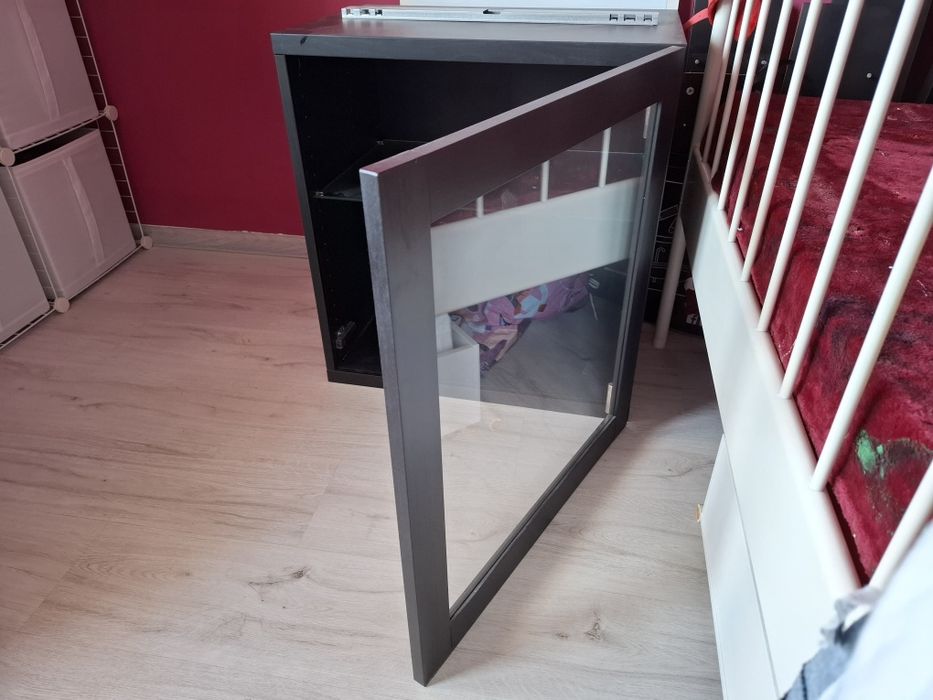 IKEA BESTÅ – corp suspendat cu ușă sticlă securizată + șină montaj