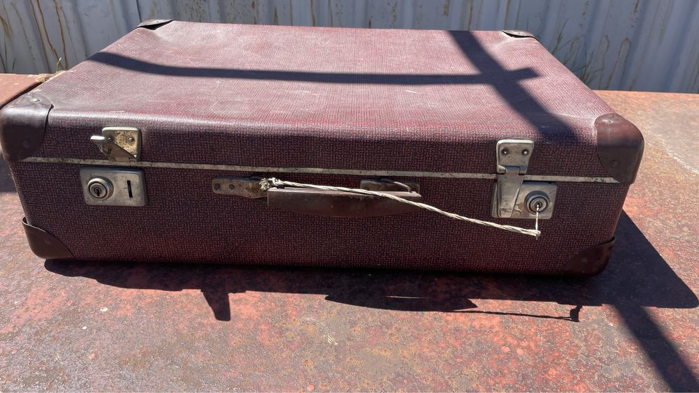 Продавам куфар