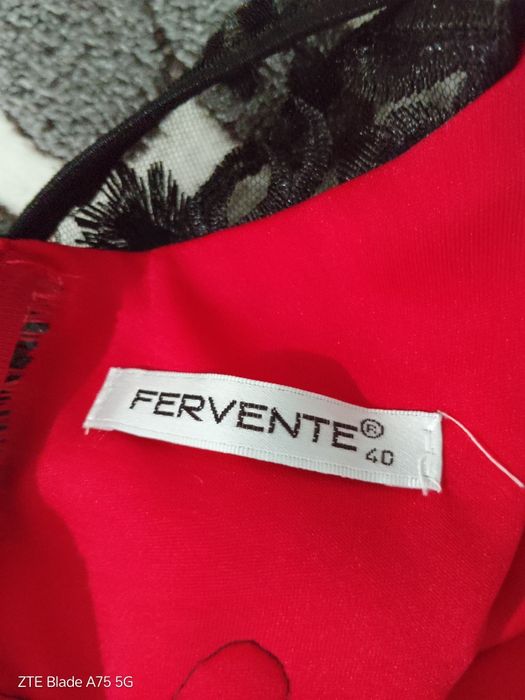 Рокля червена с дантела