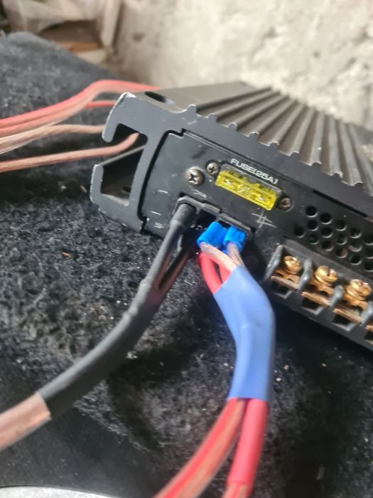 Efectuez montaj steluțe în plafon, subwoofer, amplifcatoare, boxe, cas