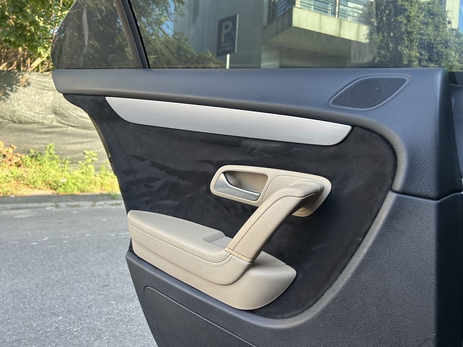 Retapițare plafon auto București Sector 4 | Alcantara, textil, steluțe & ambientale