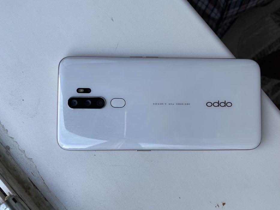 Продам телефон Oppo белый цвет