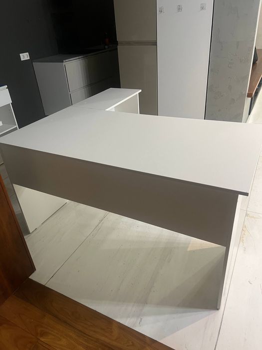 Продаю полки и столы офисные