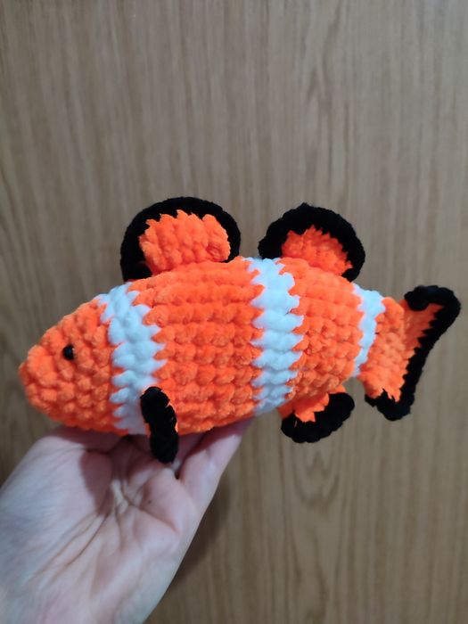 Плюшени играчки за малко дете.Плетени играчки