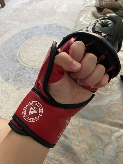 Перчатки черепашки и шлем.