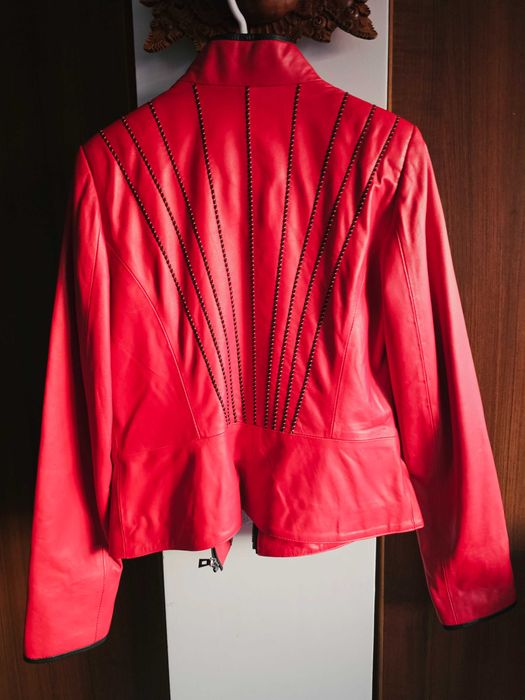 Червено кожено яке