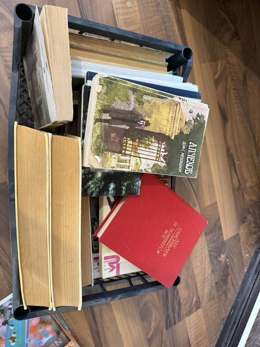 Продам книги (разные жанры)  Продаю ящик книг в хорошем состоянии